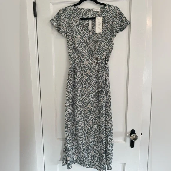 Sienna Sky Dresses | Sienna Sky Vneck Maxi Floral Print Dress Color: Green / Cream Size: Xs | Color: Cream/Green | Size: Xs | Luz_Angela's Closet
